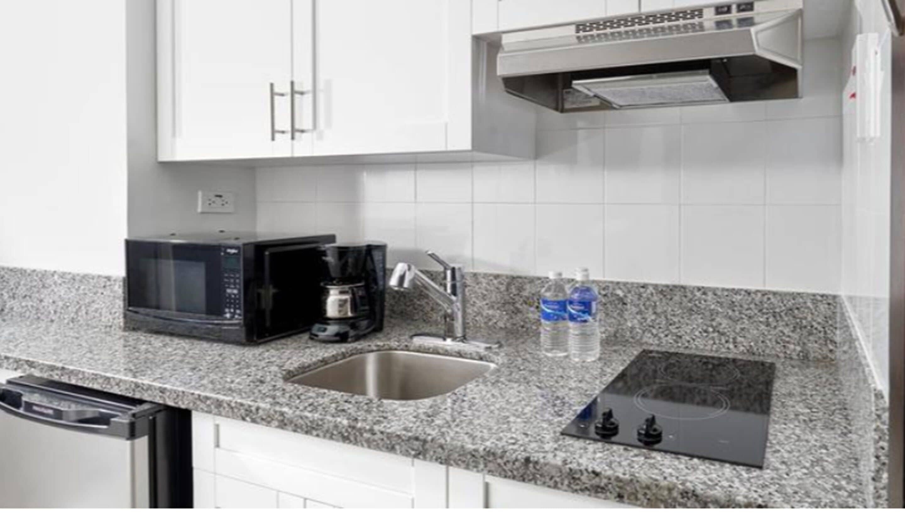 standard deluxe room with kitchenette | private kitchenette | mini-fridge, coffee/tea maker