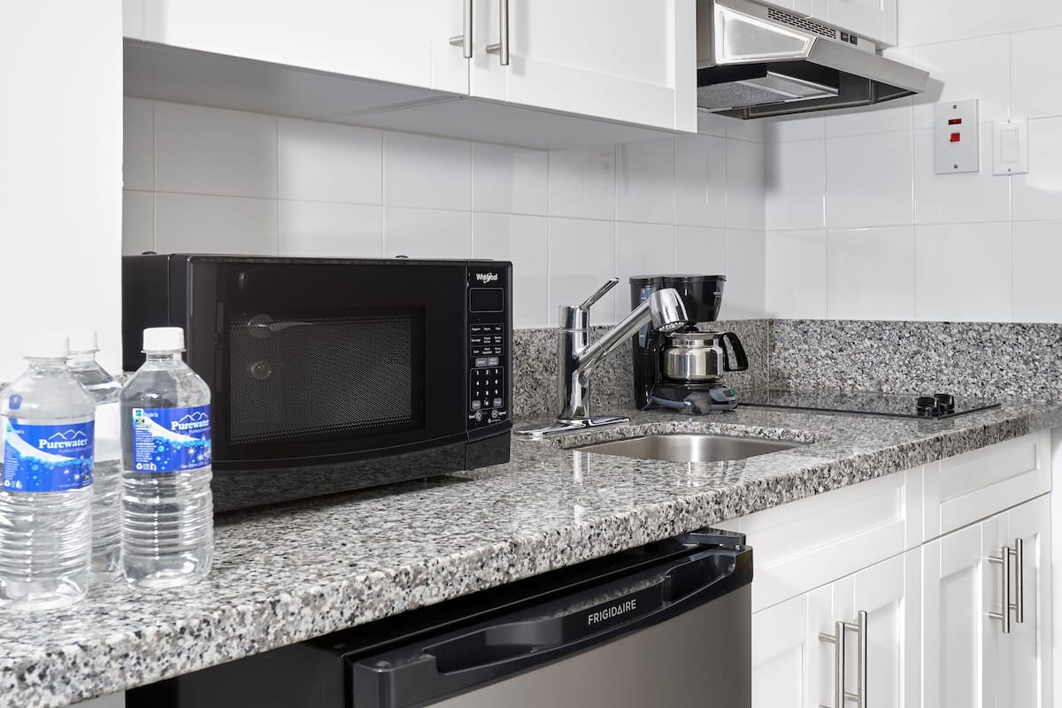 standard deluxe room with kitchenette | private kitchenette | mini-fridge, coffee/tea maker