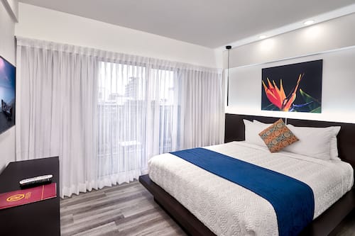 Two Bedroom Penthouse Loft Suite with Balcony and Kitchenette | Coffres-forts dans les chambres, décoration personnalisée