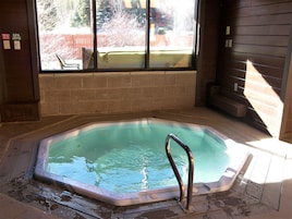 Bañera de hidromasaje cubierta