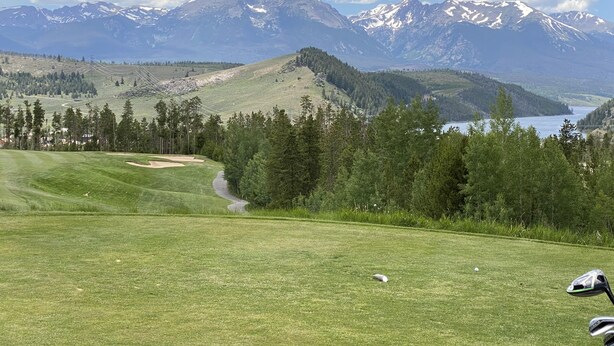 A golf course with a scenic view of mountains and a lake. - Mountainside 2 Bed 2 Bath (Frisco)
