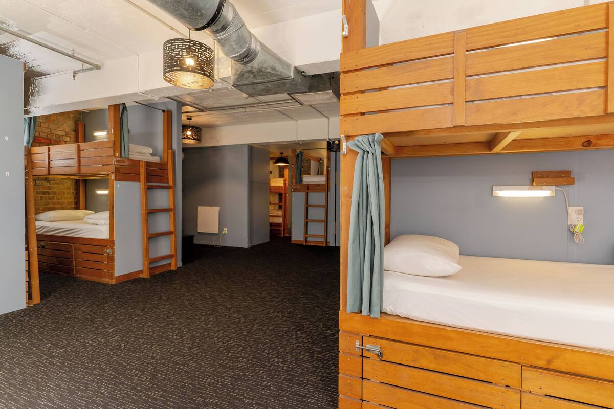 宿舍 (20 Bed) | 免费 WiFi、床单