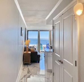 Condo, 2 quartos, sacada, de frente para a praia (202) | Lavanderia