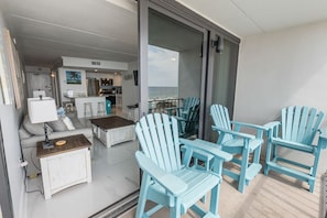 Condo, 2 quartos, sacada, de frente para a praia (308) | Sacada