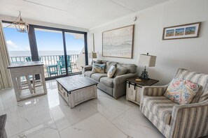 Apartamento, 2 habitaciones, balcón, frente a la playa (308) | Zona de estar | Una televisión, un reproductor de DVD