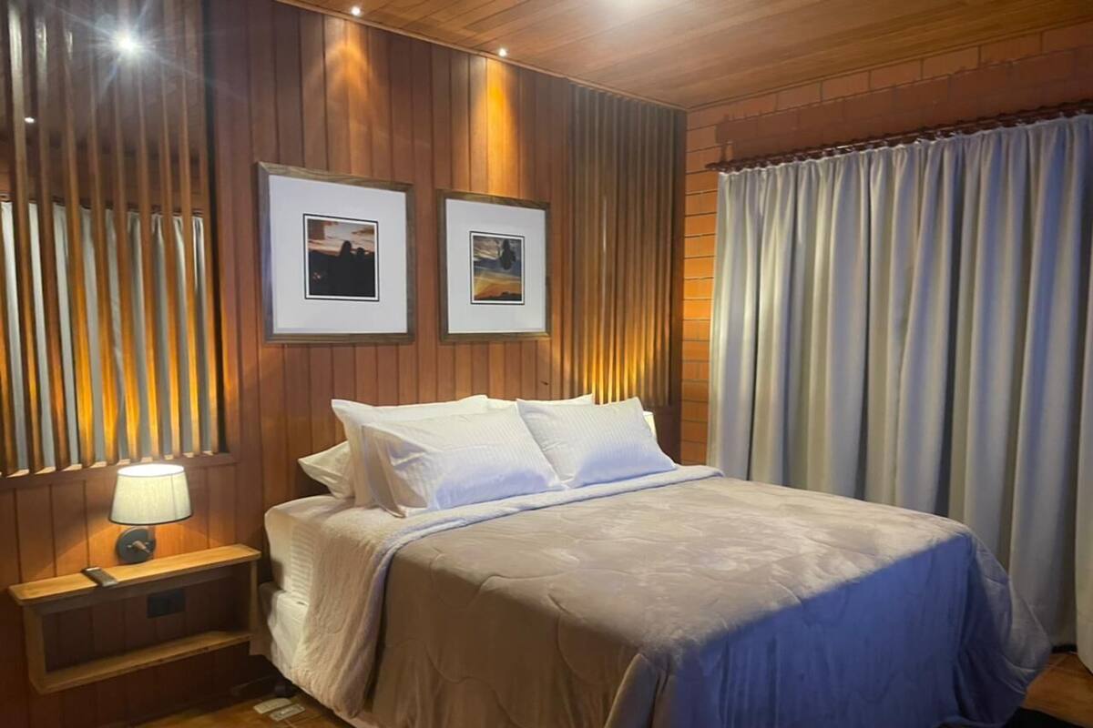 Quarto superior com cama queen-size | 1 bedroom, minibar, free WiFi