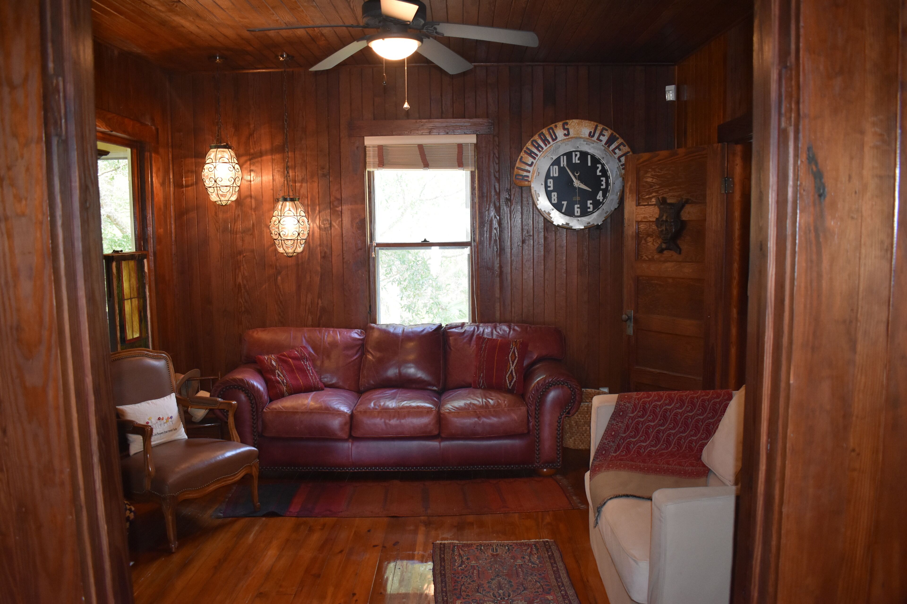 Smart TV, fireplace, books, music library