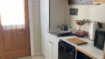 Een koelkast, een magnetron, een kookplaat