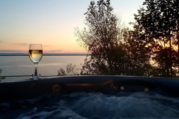 Banyera d'hidromassatge a l'aire lliure