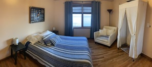 4 bedrooms, desk, iron/ironing board, free WiFi