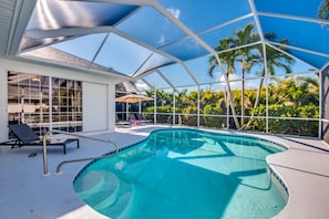 Una piscina al aire libre, una piscina climatizada