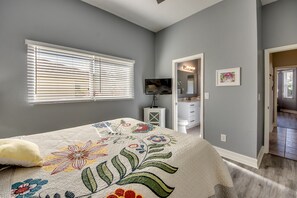 3 bedrooms, desk, iron/ironing board, travel crib