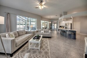 TV connectée, lecteur de DVD, jouets, livres