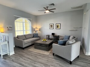 Smart TV, DVD player, brinquedos, livros