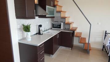 Fridge, microwave, oven, coffee/tea maker