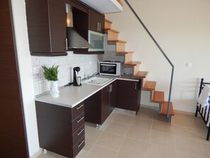 Refrigerador, microondas, horno y cafetera y tetera 