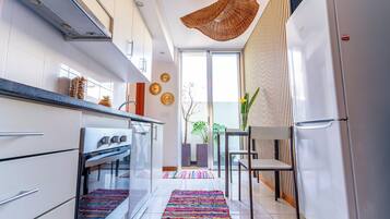 Een koelkast, een magnetron, een oven, een kookplaat