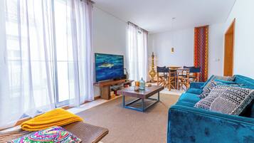 Smart TV, music library, stereo