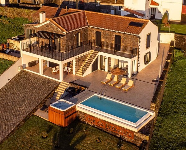 Exterior - House in countryside (Lomba da Fazenda)