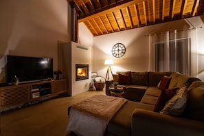Smart TV, fireplace
