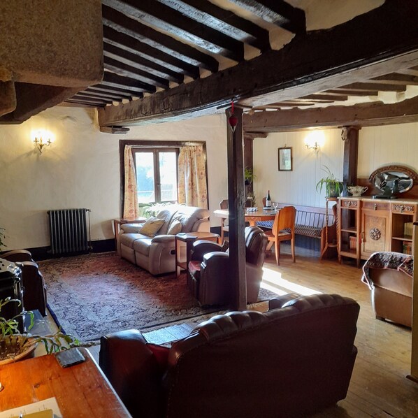 Smart TV, fireplace, DVD player, books - Relax in the beautiful Normandy countryside in an ancient converted barn. (Saint-Vigor-Des-Monts)
