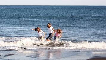 En la playa, camastros y toallas de playa