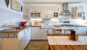 Fridge, microwave, stovetop, dishwasher