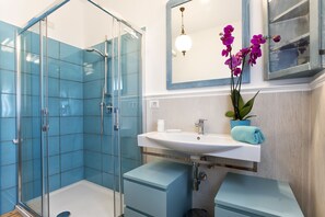 Dusche, Haartrockner, Bidet, Handtücher