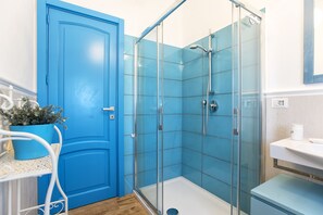 تجهيزات دش، مجففات شعر، مراحيض شطف، مناشف