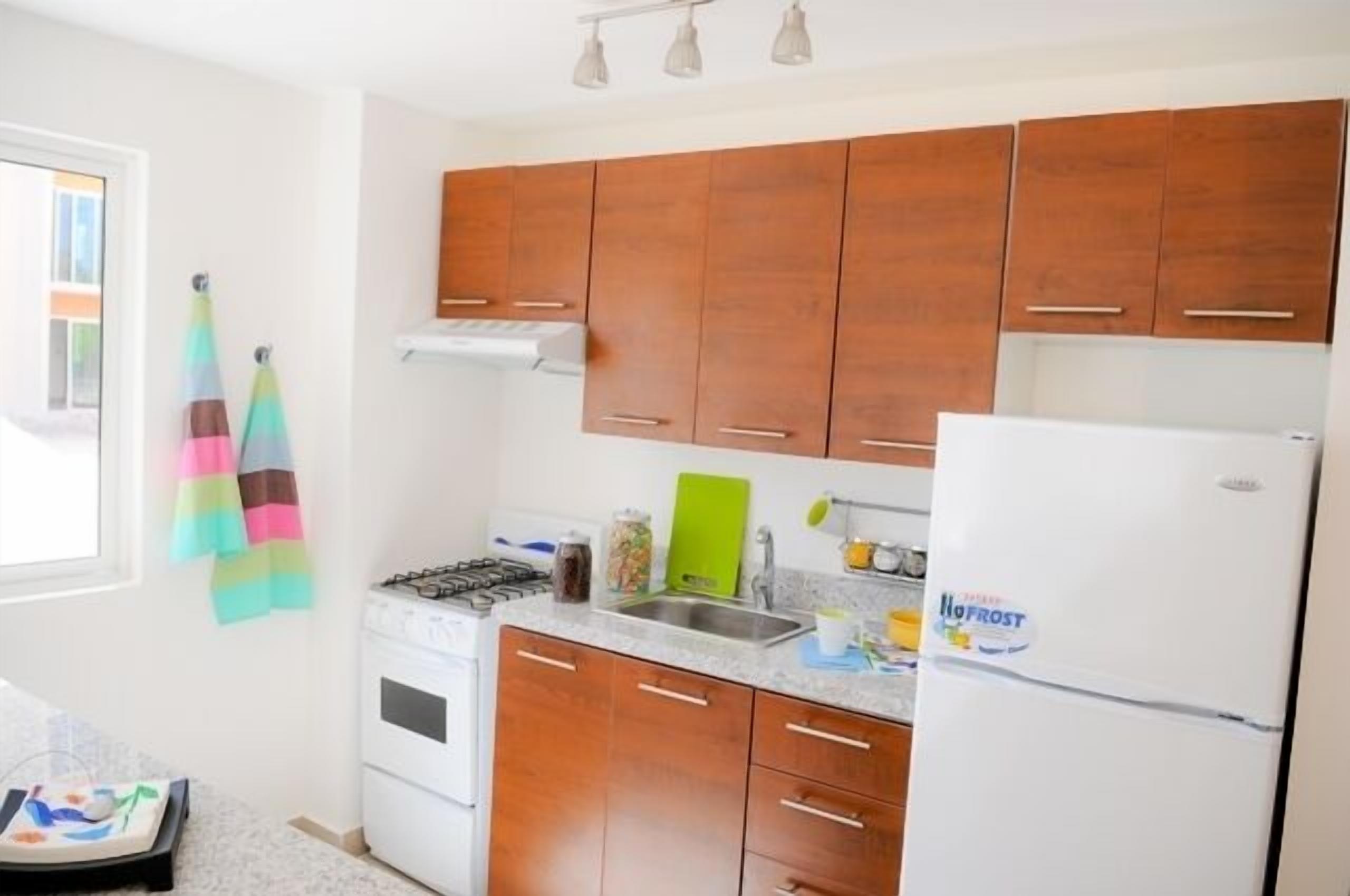 Microondas, cafetera y tetera y utensilios de cocina 