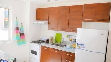 Microondas, cafetera y tetera y utensilios de cocina