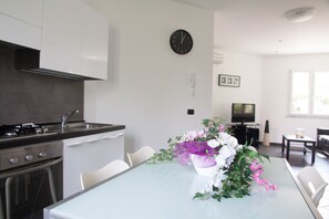 Kühlschrank, Mikrowelle, Ofen, Herdplatte