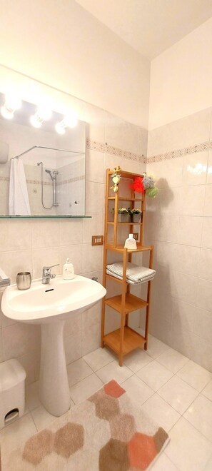 Bathtub, hair dryer, bidet, towels - "La Casa di Bambi" lovely place for happy stays (Roma)