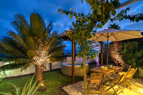 Apartment w/ garden, hot water inflatable Spa and sea view.