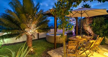 Apartment w/ garden, hot water inflatable Spa and sea view.