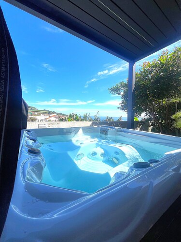 Apartment w/ garden, hot water inflatable Spa and sea view.