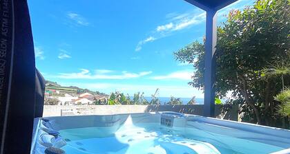 Apartment w/ garden, hot water inflatable Spa and sea view.