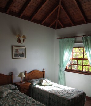 2 عدّة غرف نوم ومكواة/لوح كي وملاءات أسرّة