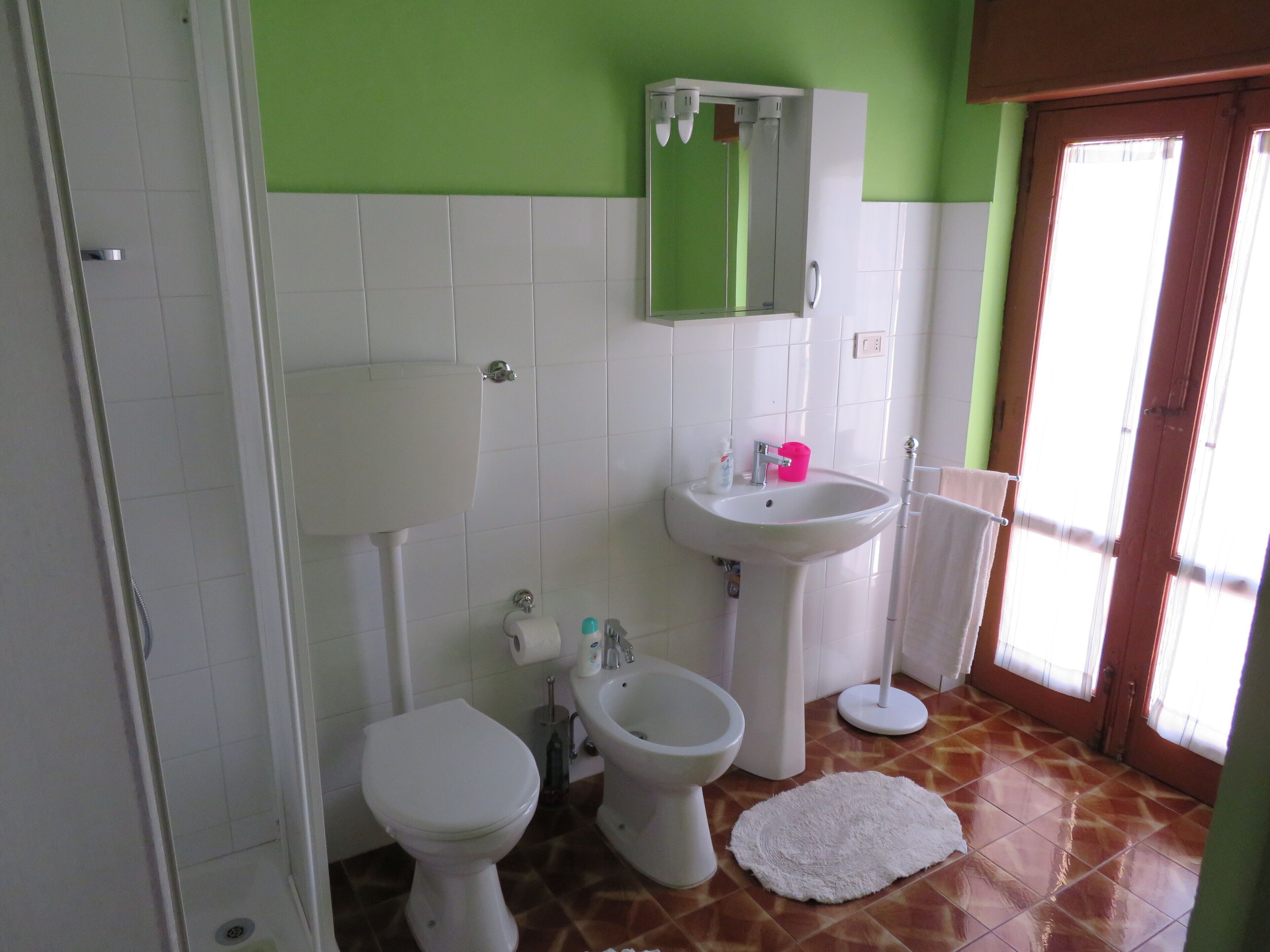 Douche, sèche-cheveux, bidet, serviettes fournies