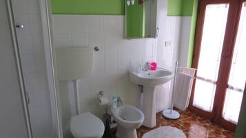 Douche, sĂšche-cheveux, bidet, serviettes fournies