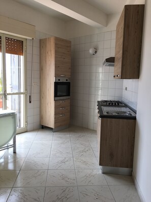 Fridge, oven, stovetop, coffee/tea maker