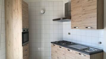 Fridge, oven, stovetop, coffee/tea maker