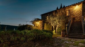 A stone building with a staircase leading to the entrance, surrounded by greenery and a cobblestone path. - Luxury Tuscan Villa in Val d'Orcia, visit Montepulciano, Pienza and hot Springs! (Chianciano Terme)