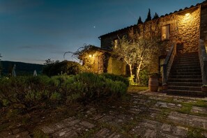Property grounds - Luxury Tuscan Villa in Val d'Orcia, close to Montepulciano, Pienza, and Pools! (Chianciano Terme)