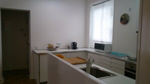 Réfrigérateur, four à micro-ondes, un four, surface de cuisson