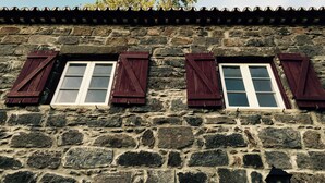 A stone building with two windows, each with wooden shutters. - Ribeira dos Caldeirões - Natural Park (Nordeste)