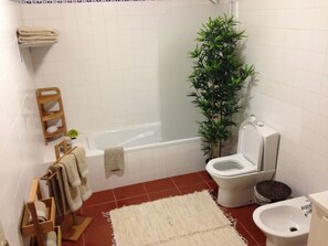 Bathtub, hair dryer, bidet, towels - Ribeira dos Caldeirões - Natural Park (Nordeste)