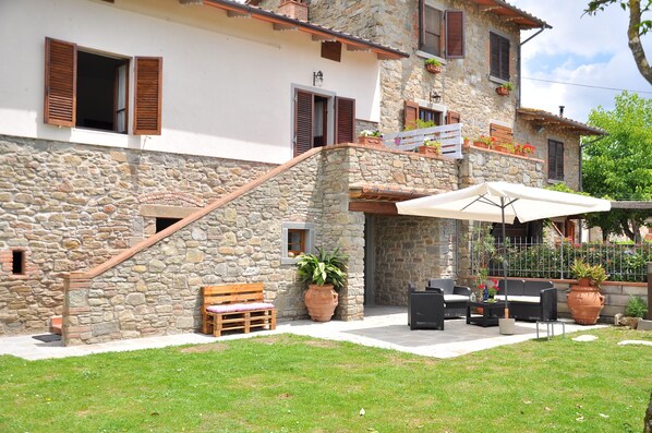 Terrace/patio - Podere Casorbica with free parking, large garden, private pool. (cortona)