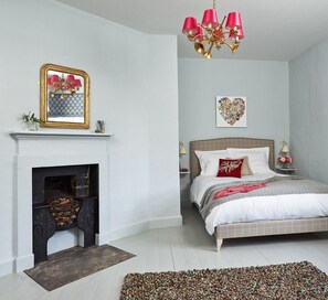 4 bedrooms, iron/ironing board, WiFi, bed sheets - Outstanding historic townhouse in city centre next to York Minster (sleeps 2-8) (York)