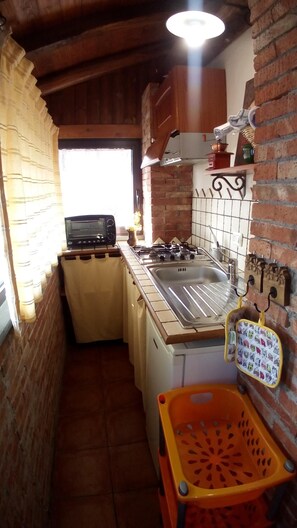 Frigorífico, horno, placa de cocina y utensilios de cocina